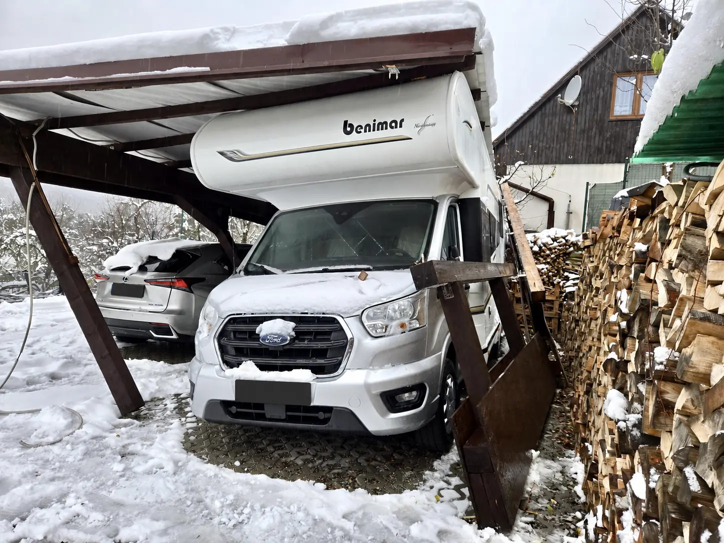 Obytné auto Benimar s poškodenou strechou pred komplexnou opravou